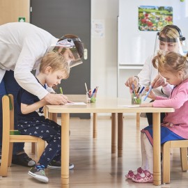 powiększ zdjęcie: Dzieci wracają do przedszkoli i żłobków. Na razie nieśmiało