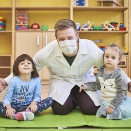 powiększ zdjęcie: Dzieci wracają do przedszkoli i żłobków. Na razie nieśmiało