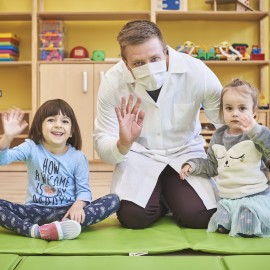 powiększ zdjęcie: Dzieci wracają do przedszkoli i żłobków. Na razie nieśmiało
