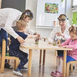 W przedszkolach wciąż niska frekwencja, ale rośnie. W szkołach spada