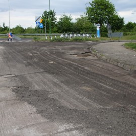 powiększ zdjęcie: Trwa wymiana nawierzchni na Karkonoskiej i Bieszczadzkiej