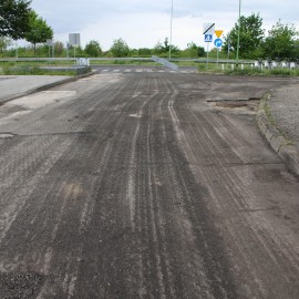 powiększ zdjęcie: Trwa wymiana nawierzchni na Karkonoskiej i Bieszczadzkiej