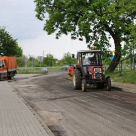 powiększ zdjęcie: Trwa wymiana nawierzchni na Karkonoskiej i Bieszczadzkiej