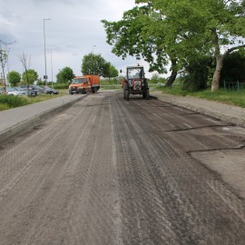 powiększ zdjęcie: Trwa wymiana nawierzchni na Karkonoskiej i Bieszczadzkiej