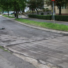 powiększ zdjęcie: Trwa wymiana nawierzchni na Karkonoskiej i Bieszczadzkiej