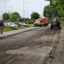 powiększ zdjęcie: Trwa wymiana nawierzchni na Karkonoskiej i Bieszczadzkiej