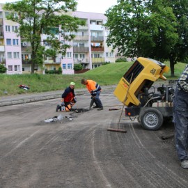powiększ zdjęcie: Trwa wymiana nawierzchni na Karkonoskiej i Bieszczadzkiej