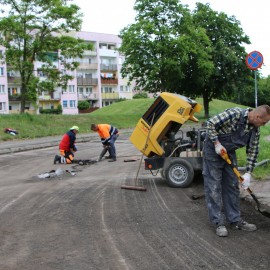 powiększ zdjęcie: Trwa wymiana nawierzchni na Karkonoskiej i Bieszczadzkiej