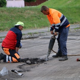 powiększ zdjęcie: Trwa wymiana nawierzchni na Karkonoskiej i Bieszczadzkiej