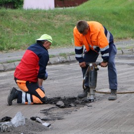 powiększ zdjęcie: Trwa wymiana nawierzchni na Karkonoskiej i Bieszczadzkiej