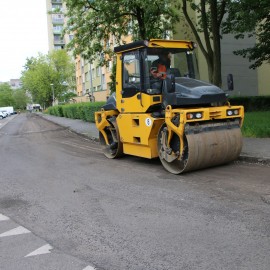 powiększ zdjęcie: Trwa wymiana nawierzchni na Karkonoskiej i Bieszczadzkiej