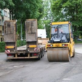 powiększ zdjęcie: Trwa wymiana nawierzchni na Karkonoskiej i Bieszczadzkiej