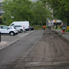 powiększ zdjęcie: Trwa wymiana nawierzchni na Karkonoskiej i Bieszczadzkiej