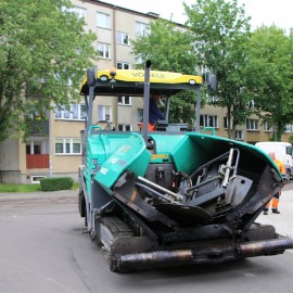 powiększ zdjęcie: Trwa wymiana nawierzchni na Karkonoskiej i Bieszczadzkiej