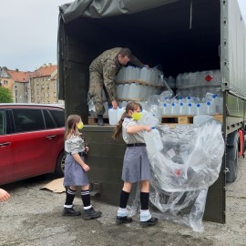 powiększ zdjęcie: Dar od wojewody dla mieszkańców Legnicy