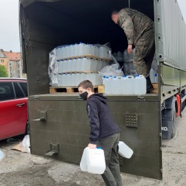 powiększ zdjęcie: Dar od wojewody dla mieszkańców Legnicy