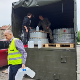 powiększ zdjęcie: Dar od wojewody dla mieszkańców Legnicy