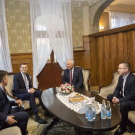 powiększ zdjęcie: Legnica: premier Morawiecki spotkał się z prezydentem Krzakowskim