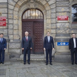 powiększ zdjęcie: Legnica: premier Morawiecki spotkał się z prezydentem Krzakowskim