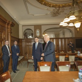 powiększ zdjęcie: Legnica: premier Morawiecki spotkał się z prezydentem Krzakowskim
