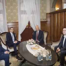 powiększ zdjęcie: Legnica: premier Morawiecki spotkał się z prezydentem Krzakowskim