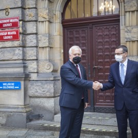 powiększ zdjęcie: Legnica: premier Morawiecki spotkał się z prezydentem Krzakowskim