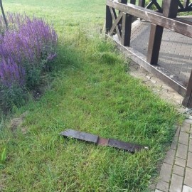 powiększ zdjęcie: Wandale zniszczyli po raz kolejny urządzenia w parku na Piekarach