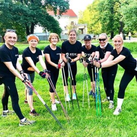 Podziwiaj nasz park z kijkami, na pięknej trasie nordic walking