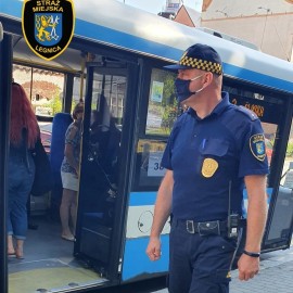 Strażnicy miejscy w autobusach pouczali i rozdawali maseczki