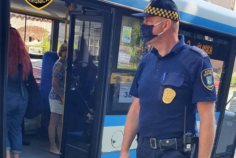 Strażnicy miejscy w autobusach pouczali i rozdawali maseczki