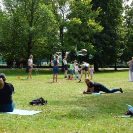 powiększ zdjęcie: Świetnie bawiliśmy się w parku Miejskim podczas letniego leniuchowania