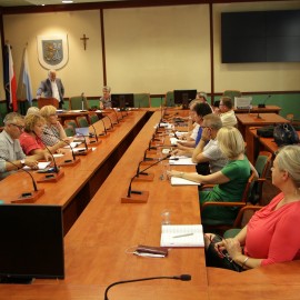 powiększ zdjęcie: Przed nowym rokiem szkolnym prezydent rozmawaił z dyrektorami szkół i przedszkoli