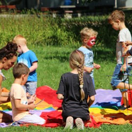 powiększ zdjęcie: Świetnie bawiliśmy się w parku Miejskim podczas letniego leniuchowania