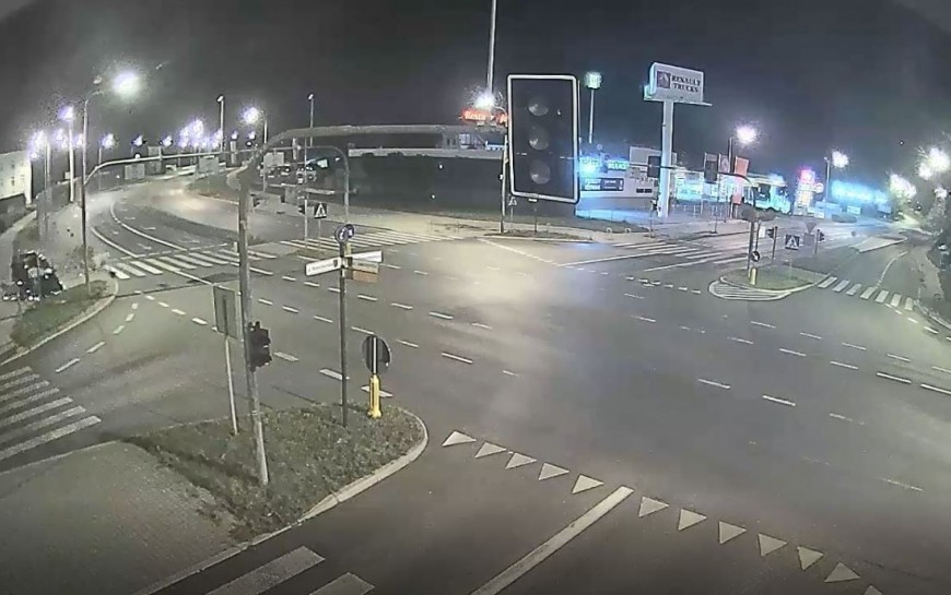 Rozbił sygnalizację na skrzyżowaniu i uciekł. Straty ok. 20 tysięcy zł