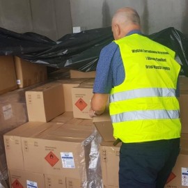 powiększ zdjęcie: Bezpłatne maseczki i płyny do dezynfekcji trafiają do szkół