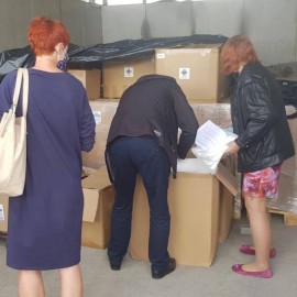 powiększ zdjęcie: Bezpłatne maseczki i płyny do dezynfekcji trafiają do szkół
