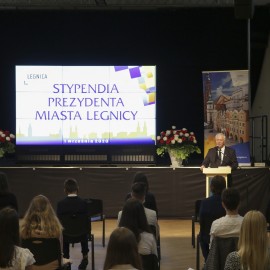 powiększ zdjęcie: Nowy rok szkolny. Prezydent nagrodził uczniów