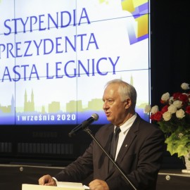 powiększ zdjęcie: Nowy rok szkolny. Prezydent nagrodził uczniów