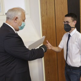 powiększ zdjęcie: Nowy rok szkolny. Prezydent nagrodził uczniów