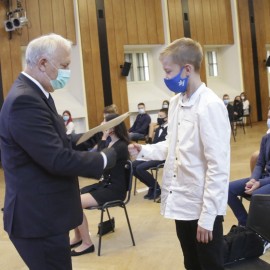 powiększ zdjęcie: Nowy rok szkolny. Prezydent nagrodził uczniów