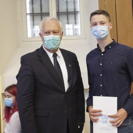 powiększ zdjęcie: Nowy rok szkolny. Prezydent nagrodził uczniów