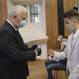 powiększ zdjęcie: Nowy rok szkolny. Prezydent nagrodził uczniów