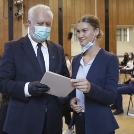 powiększ zdjęcie: Nowy rok szkolny. Prezydent nagrodził uczniów