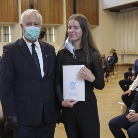 powiększ zdjęcie: Nowy rok szkolny. Prezydent nagrodził uczniów