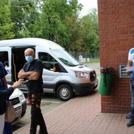 powiększ zdjęcie: Kolejna dostawa maseczek dla legnickich szkół