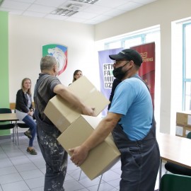 powiększ zdjęcie: Kolejna dostawa maseczek dla legnickich szkół
