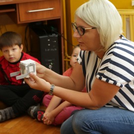 powiększ zdjęcie: Kodowanie i robotyka w przedszkolu? W Legnicy już to mamy