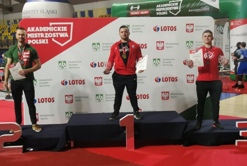Kolejny medal studenta PWSZ Sebastiana Sądeja w trójboju siłowym. Gratulujemy