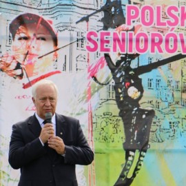 powiększ zdjęcie: Prezydent otworzył mistrzostwa kraju w łucznictwie. Zobacz online, jak strzelają