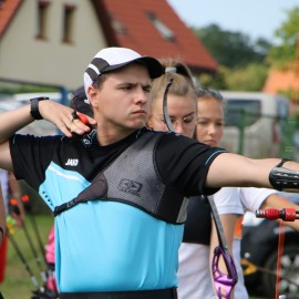 powiększ zdjęcie: Prezydent otworzył mistrzostwa kraju w łucznictwie. Zobacz online, jak strzelają